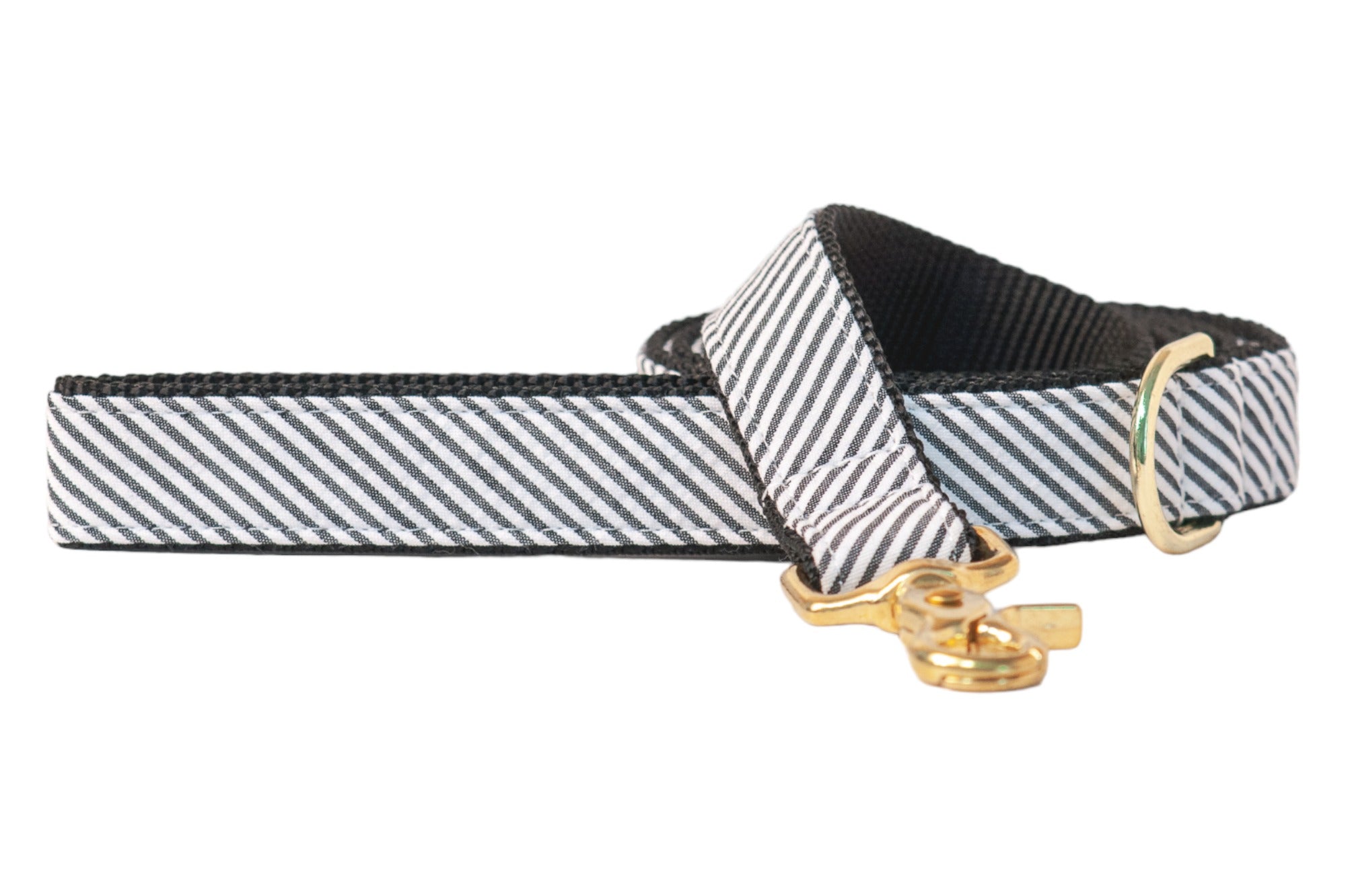 This seersucker dog leash blends breezy charm and bold style, with textured black-and-white stripes and luxe accents that elevate every strut.