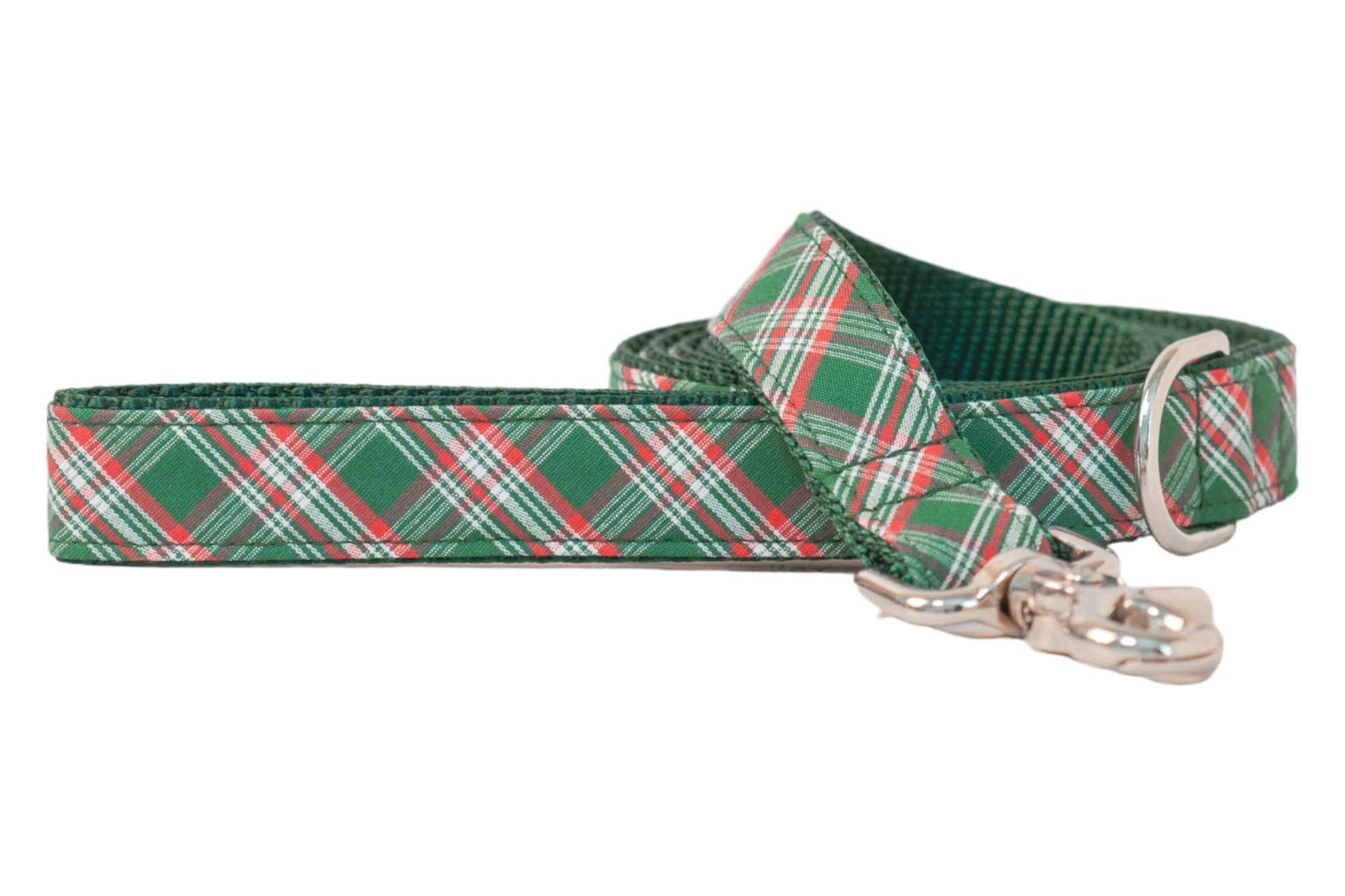 This holiday-inspired dog leash features a classic green plaid pattern, a comfortable grip, and sleek hardware. Finished with a secure swivel snap hook and a matching D-ring for accessories.