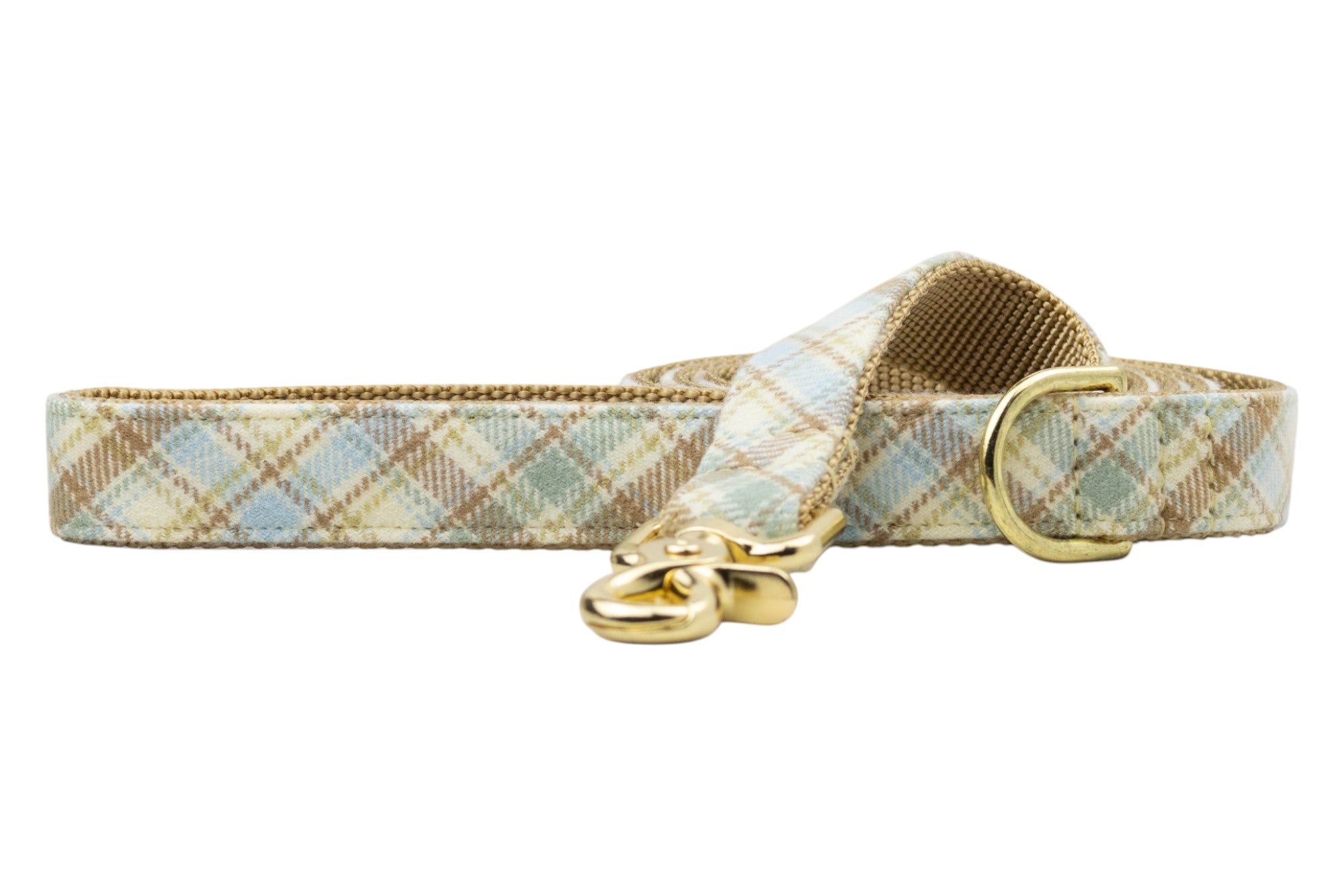 This cozy plaid leash brings sweater-weather charm to every walk, with a fall flannel pattern and shiny clasp that’s equal parts cute and classy.