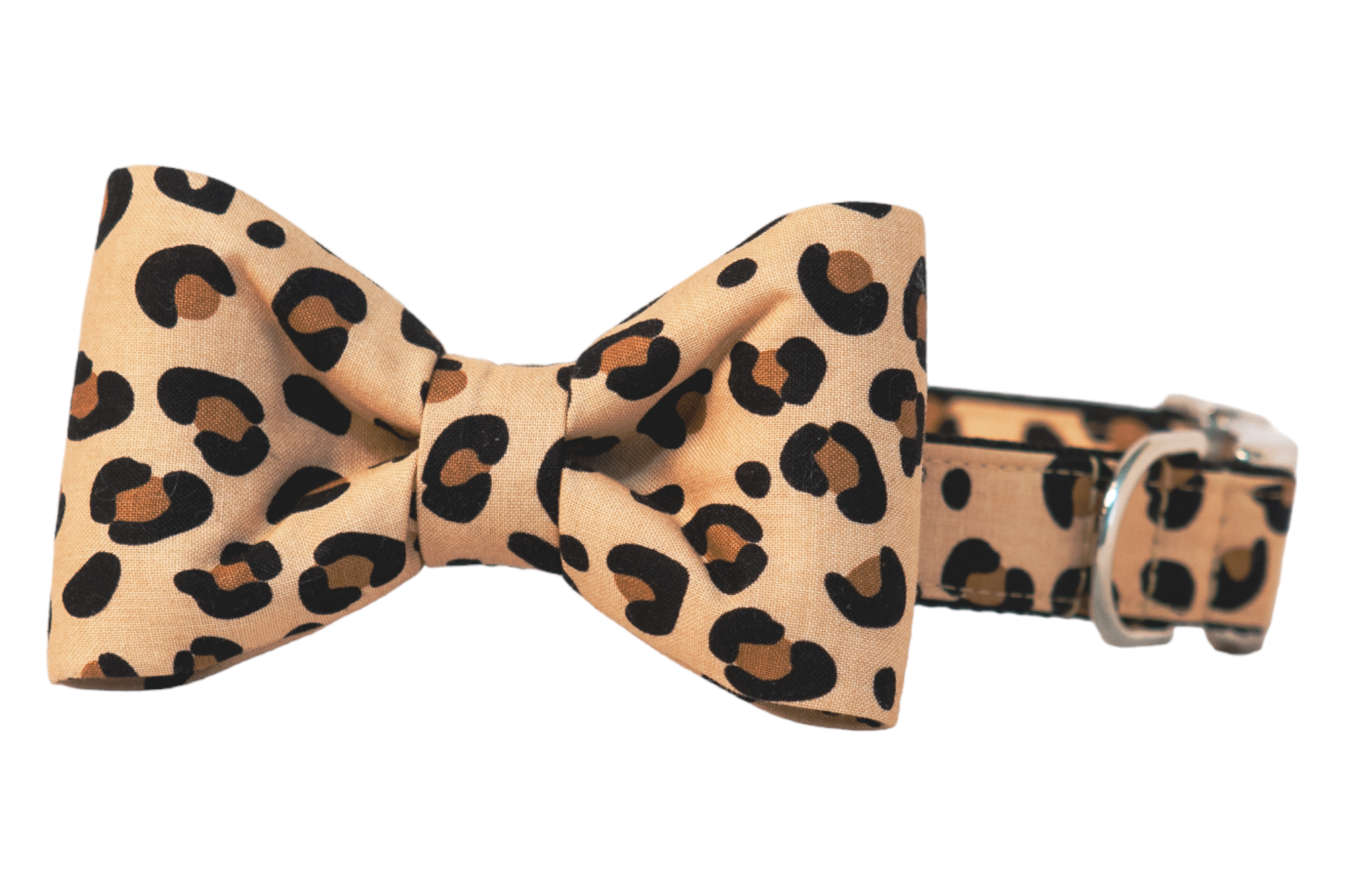 All-in-one style upgrade: this tan leopard-print collar comes with a perfectly poised matching bow tie, blending everyday function with party-ready flair for your fashion-forward doggo.