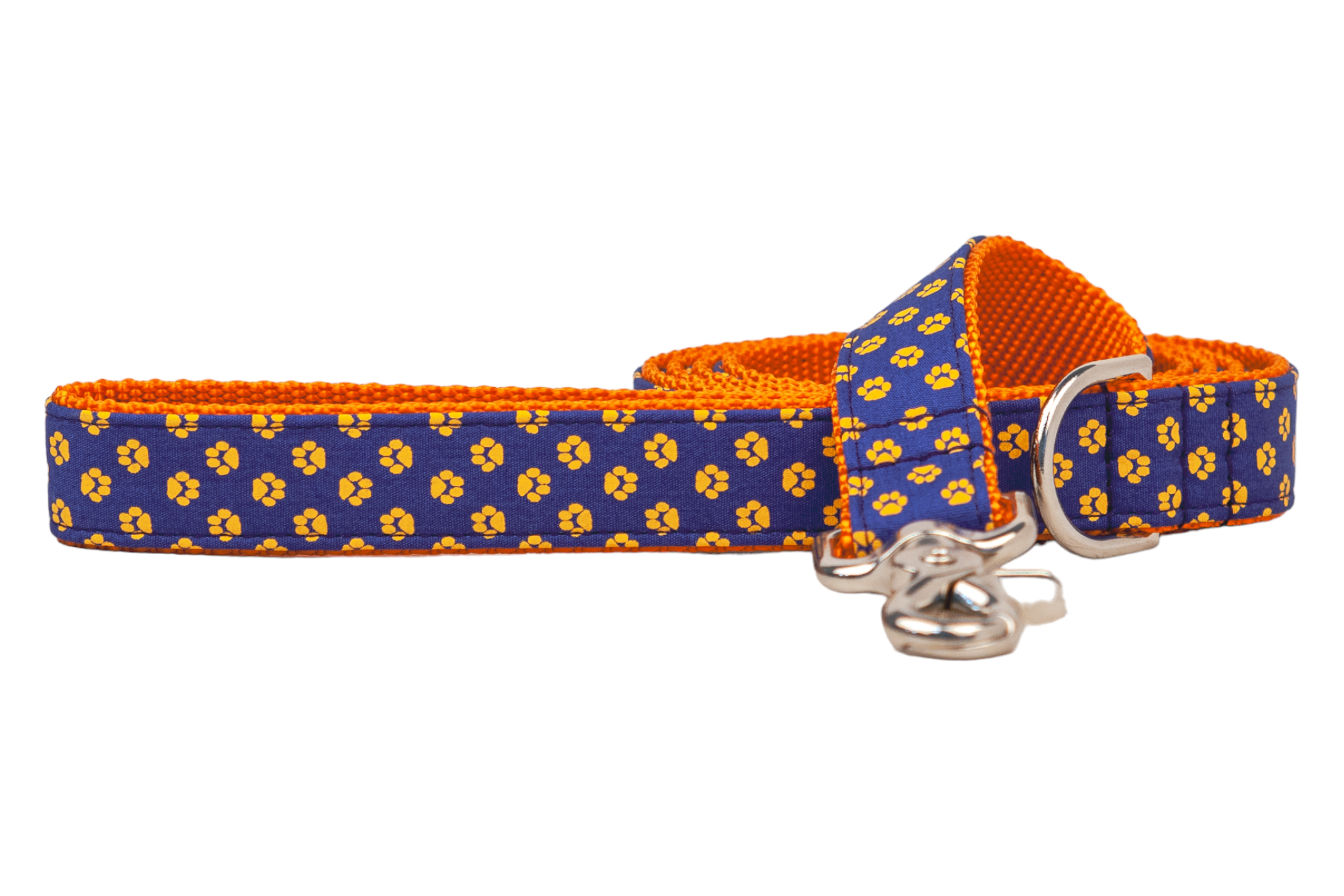 This vibrant dog leash features a navy blue background with cheerful paw prints and a bright woven underside. Finished with durable hardware, it’s built for both game day style and everyday strength.