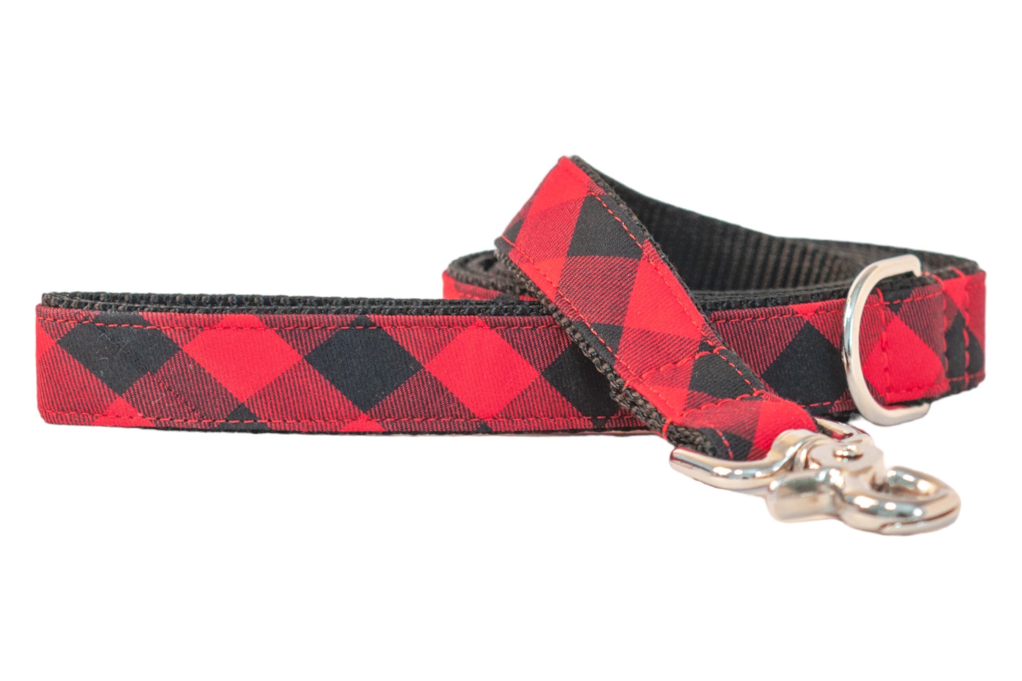 Adventure-ready in bold buffalo plaid—this red and black dog leash features sturdy webbing, classic flannel-inspired style, and a sleek clasp built for walks in the woods or around the block.