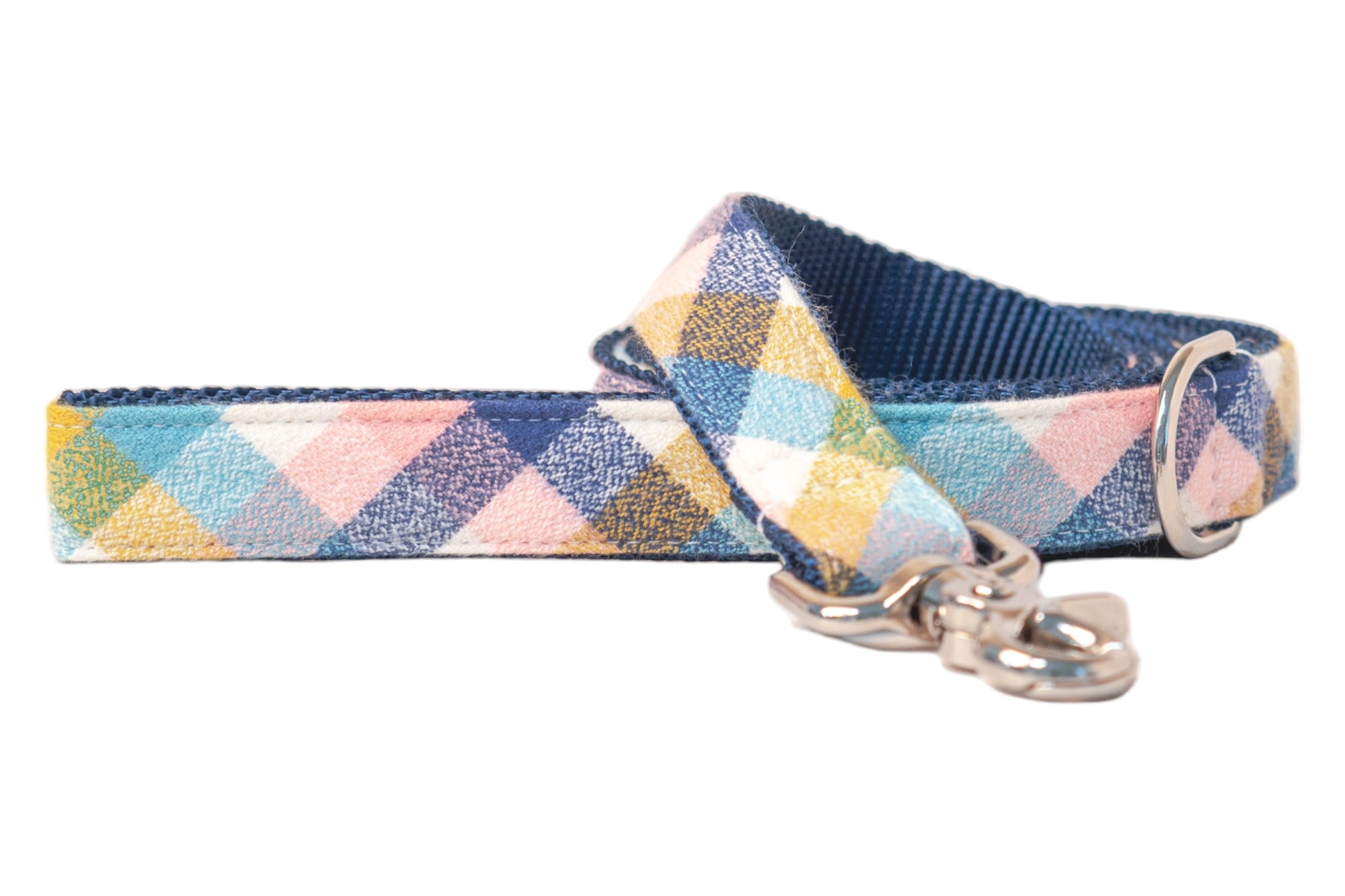 This cheerful plaid leash is a rainbow of charm! Made from soft fabric in soft tones, and finished with shiny hardware for stylish strolls.