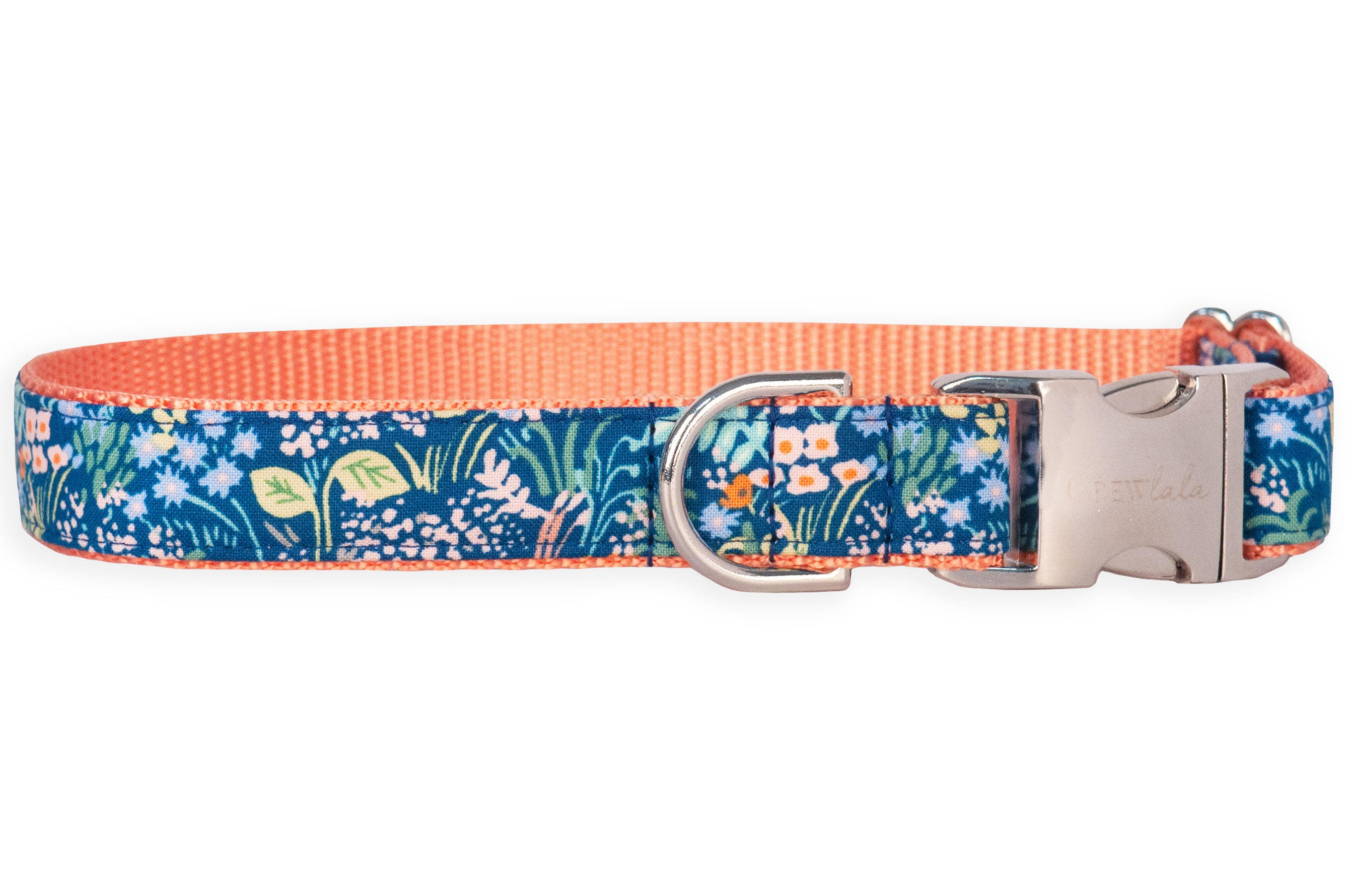 Stop and sniff the flowers! This vibrant collar features a lively floral print on navy with nylon lining and luxe hardware for a look that’s as cheerful as your pup.
