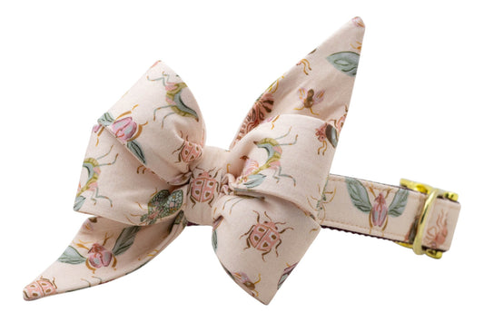 Dress to impress with this Crewlala belle bow collar, where playful insect prints meet a statement bow and shiny hardware—perfect for pups who were born to stand out.