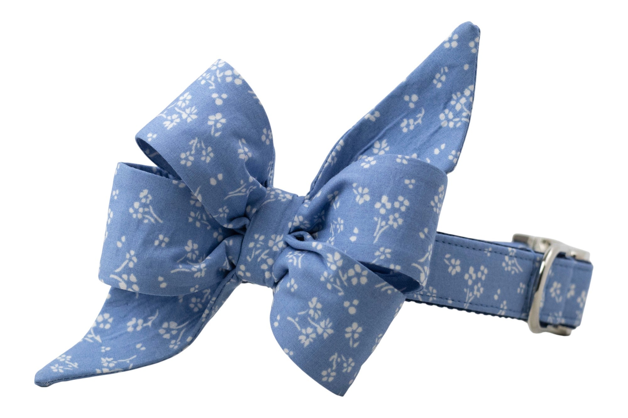 Elegant dog collar in soft blue, adorned with an oversized bow in a white floral print, complete with adjustable silver buckle.