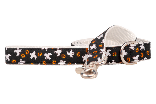 Halloween-themed dog leash featuring a spooky print of ghosts and bright pumpkins on black fabric. A festive accessory that’s perfect for trick-or-treating or October walks.