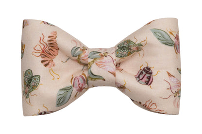 Cute, classy, and a little buggy—this pet bow tie turns heads with its delicate insect and floral print, perfect for pets who love a touch of fun in their fashion.