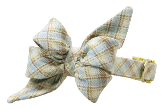Turn your pup into a preppy icon with this oversized flannel belle bow dog collar set, featuring a soft plaid pattern with gleaming hardware.