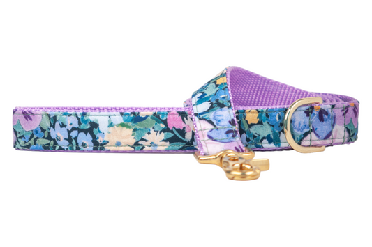 A stylish dog leash with a dreamy floral design in soft colors. The interior is lined with nylon webbing, and the leash is equipped with metal hardware for a refined finish.