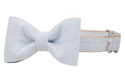 Light blue dog collar with a centered bow tie, made from linen fabric with a subtle grid pattern. The neatly structured bow tie adds a classic, polished look, and the collar is finished with metal hardware.