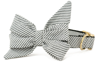 This eye-catching collar features a large striped seersucker belle bow in classic black and white, paired with polished  hardware for a look that’s effortlessly elegant.