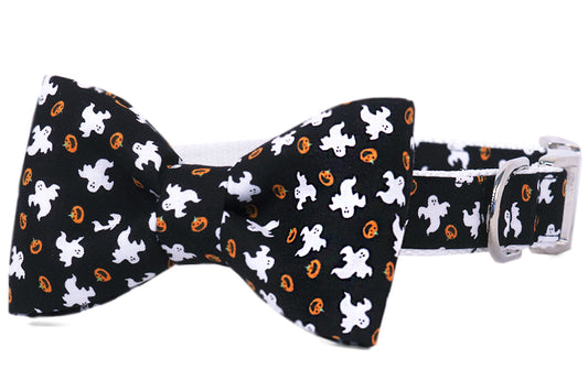Halloween dog collar with an attached matching bow tie, featuring a festive black fabric patterned with ghosts and jack-o’-lanterns. Complete with sturdy hardware, making it both spooky and stylish for seasonal wear.